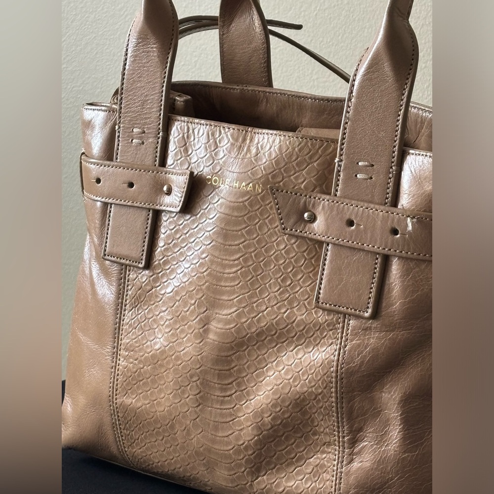 Chic Cole Haan Bonheur Medium Satchel Distressed Tan Leather Shoulder Bag - Picture 3 of 9